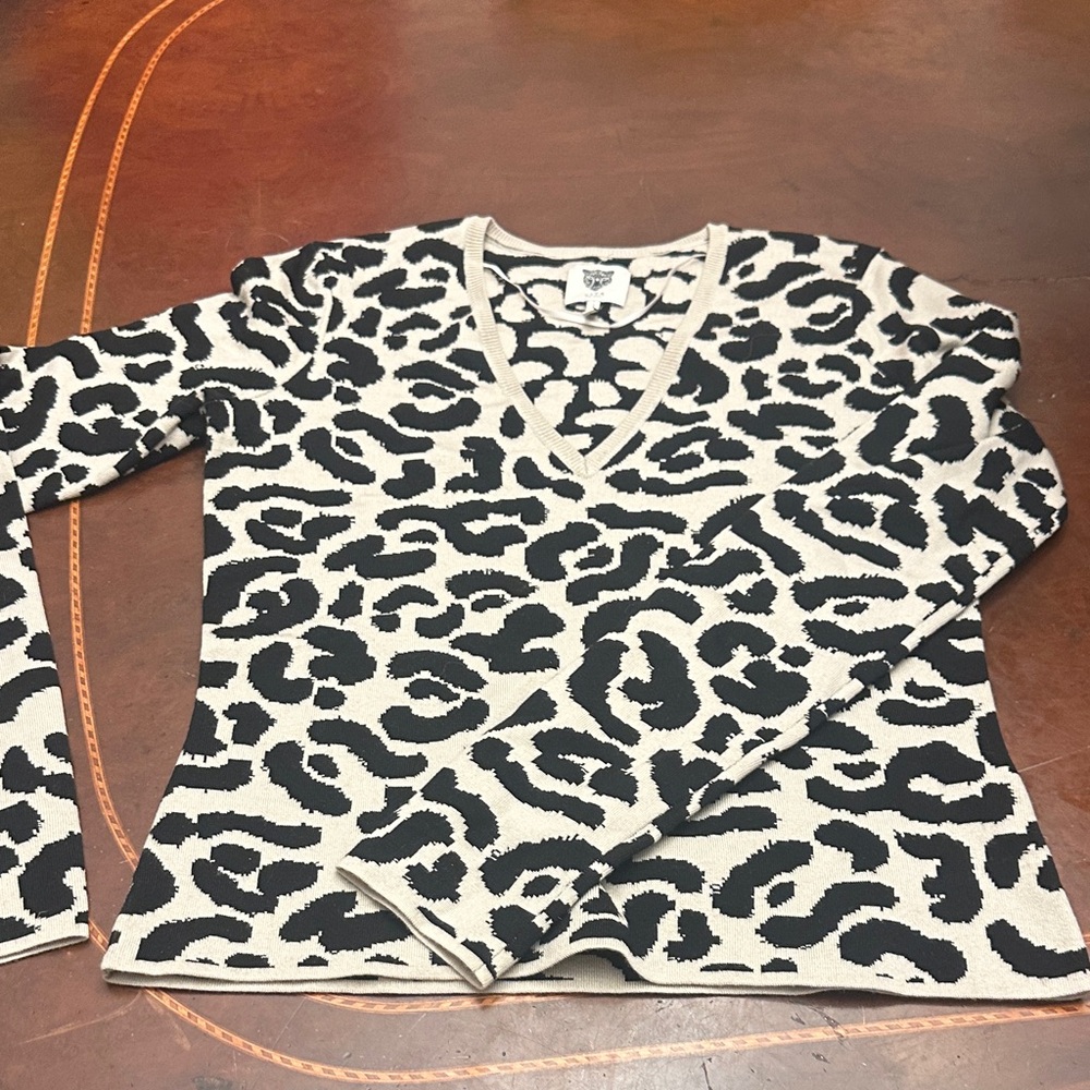 ✔️53/13 BNWT Lita by Ciara Leopard Print V-Neck Sweater